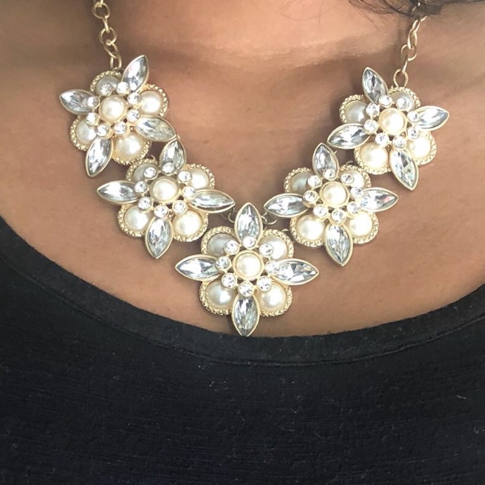 Never worn Pearl and matte gold necklace .